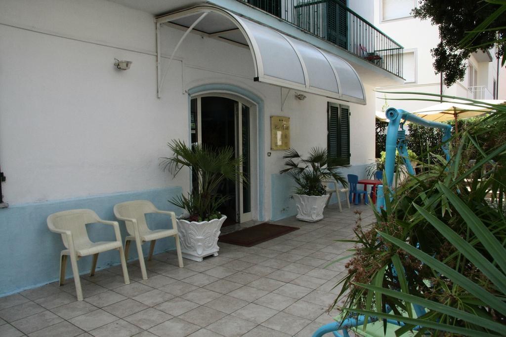 Hotel Ornella Лидо Ди Камайоре Екстериор снимка