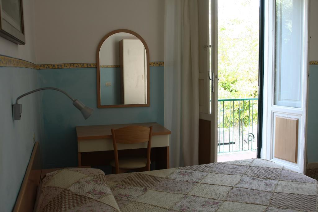 Hotel Ornella Лидо Ди Камайоре Екстериор снимка