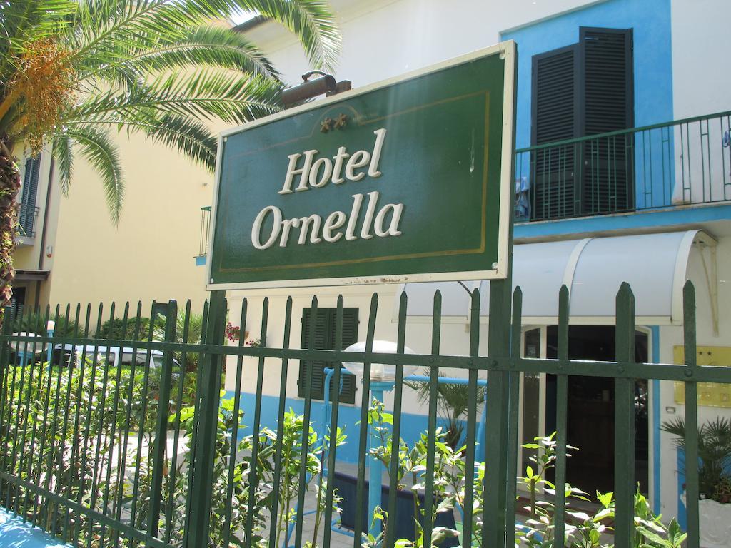 Hotel Ornella Лидо Ди Камайоре Екстериор снимка