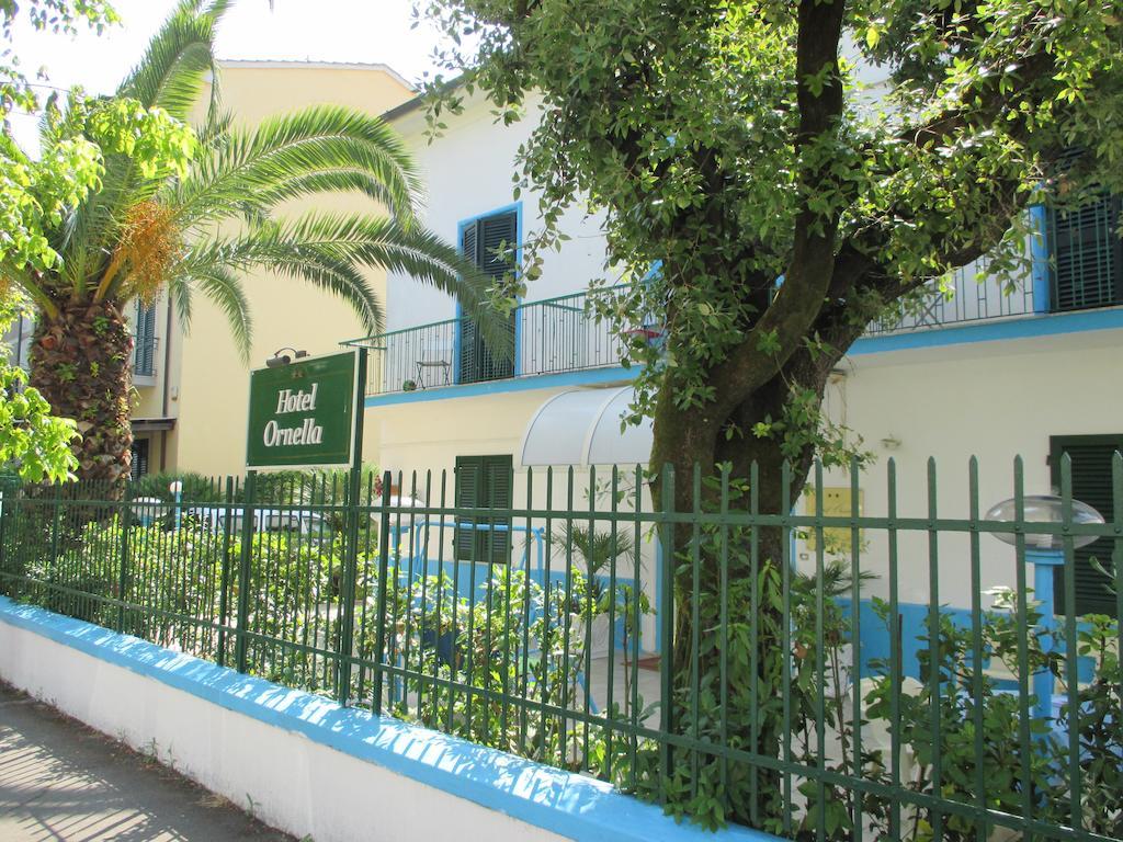 Hotel Ornella Лидо Ди Камайоре Екстериор снимка