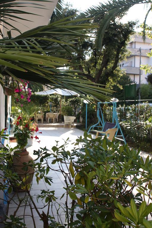 Hotel Ornella Лидо Ди Камайоре Екстериор снимка