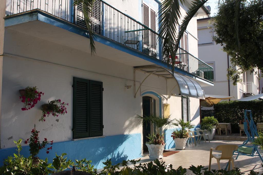 Hotel Ornella Лидо Ди Камайоре Екстериор снимка